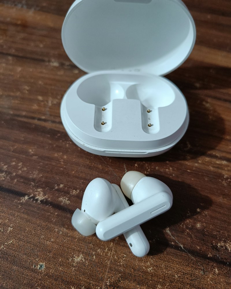 Wireless Earbuds with Charging Case, White